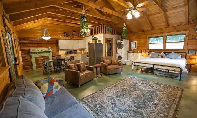 Checotah Apartment | Guest Suite with Hot Tub