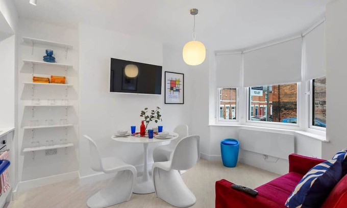 Derby House | OnPoint -LARGE 3 Bedroom House With Parking!