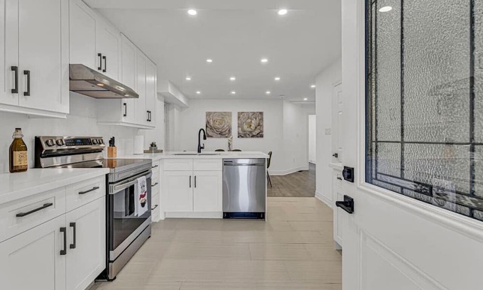 Hamilton House | Cozy 6BR Home TiCats/Hospitals/Beach/FirstOntario