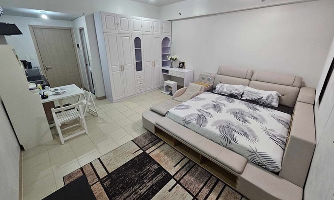 Marilao Condo | 5 minutes to SM Marilao! Family-size condo with Smart Tv for Netflix.