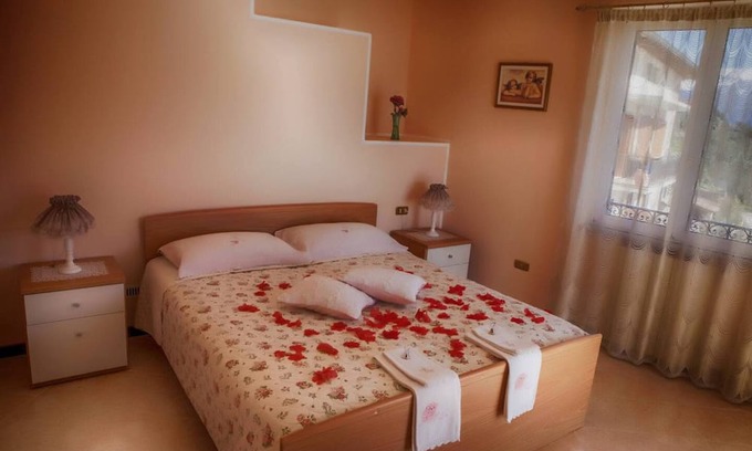 Oldesio Apartment | Apartment 'I Fiori' with Lake View, Shared Terrace and Wi-Fi