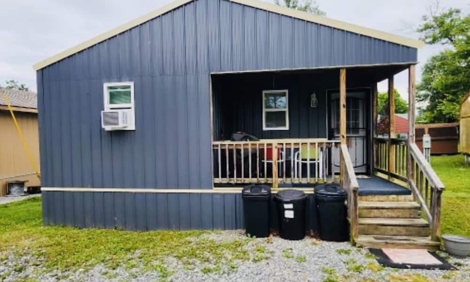 Pipestem Cabin | Cozy Tiny House close to outdoor activities - 3 minutes to Pipestem State Park!