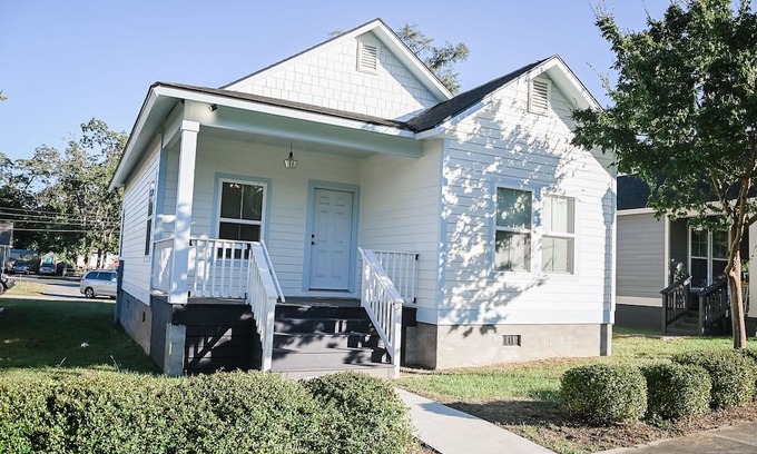 Thomasville House | Cozy cottage getaway near downtown Thomasville. Friendly to children and pets!