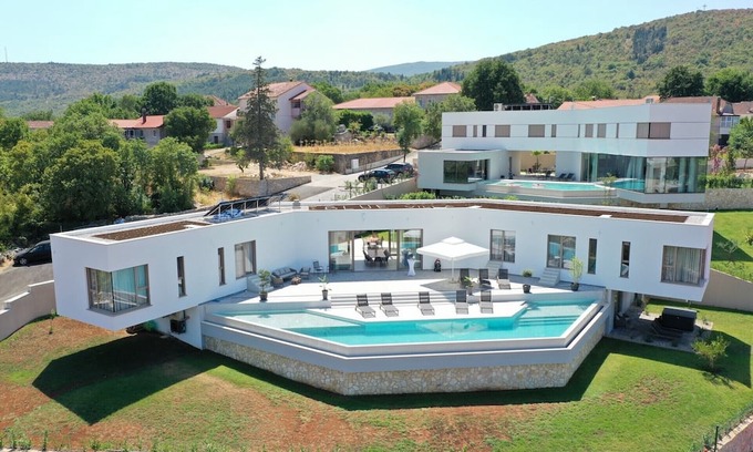 Zmijavci Villa | Luxury Villa Red with a pool