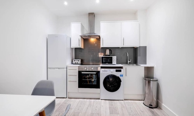 Corby Apartment | Corby City Centre Apt. 02 - Short-Term Rentals in Northamptonshire