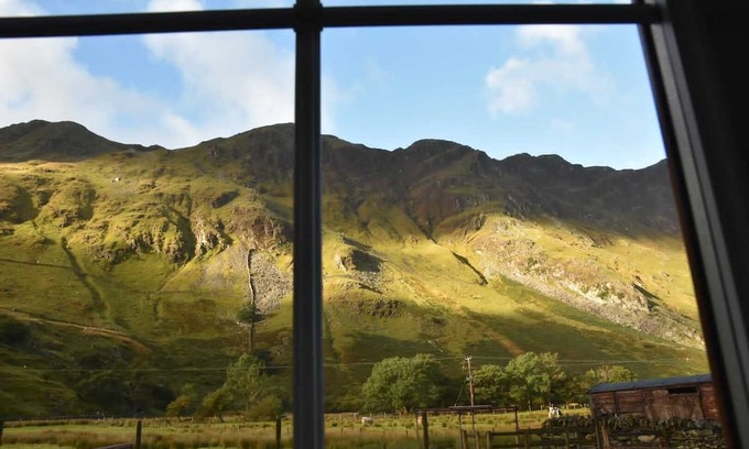 Nant Peris Cottage | Traditional Welsh stone cottage nestled within the iconic Llanberis Pass.