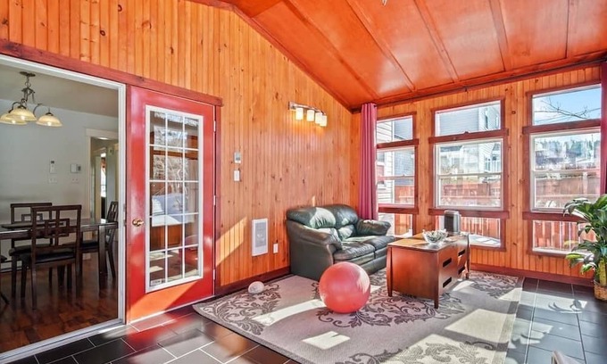 Paradise House | Peaceful Paradise -3 BDRM with beautiful Sunroom