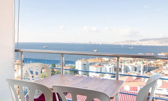 Konak Apartment | Lovely Flat in Konak with Sea View and Balcony