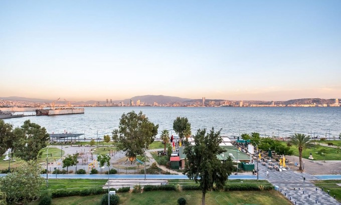 Karsiyaka Apartment | Sleek Flat with Sea View Balcony 2 min to Coast