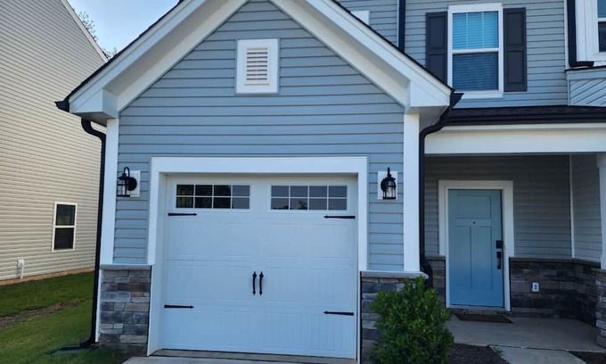 Harwood Lane House | NEW townhome 5 minutes from Whitewater center. 12 minutes from the CLT airport