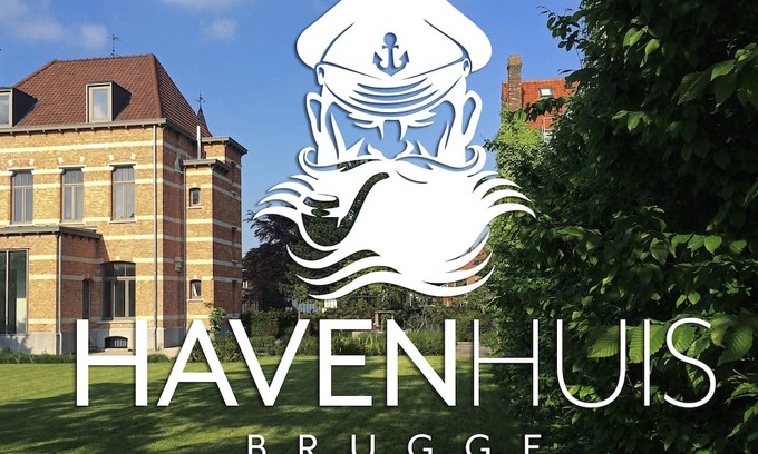 Sint-Pieters Villa | Stylish and fully equipped townhouse with large garden and swimming pond.