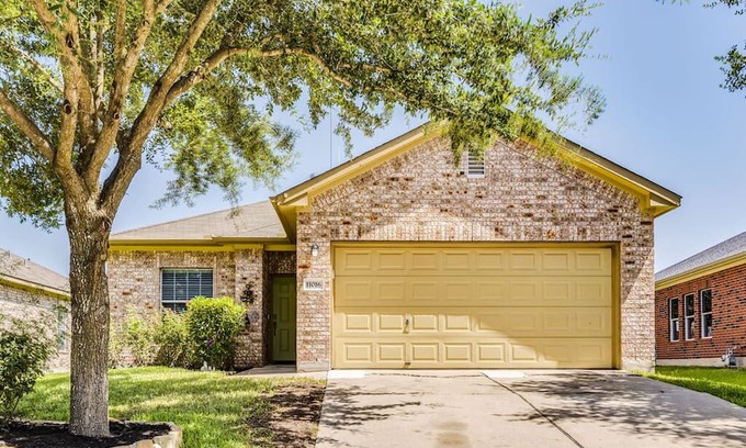 Pioneer Crossing House | Sweet home 1 King +1 pull out bed & 2 Queen beds in +1 pull out bed
