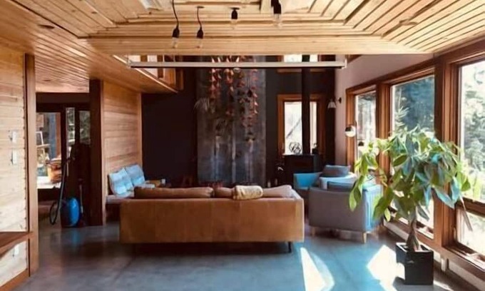 Bowen Island House | Retreat House with Lake & Mountain Views on Bowen