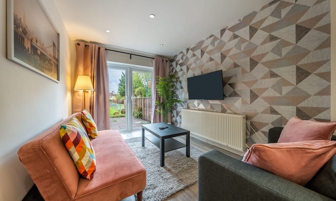 Luton House | Captivating 4 BR Terraced House in Luton's Prime Location