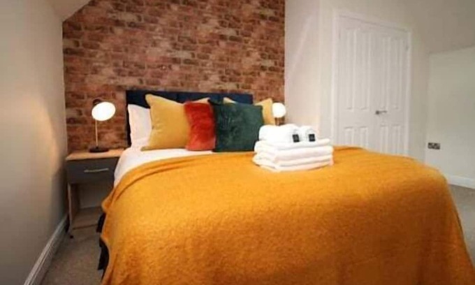 Llantarnam House | Free Parking | Bedrooms | Comfortable gatherings