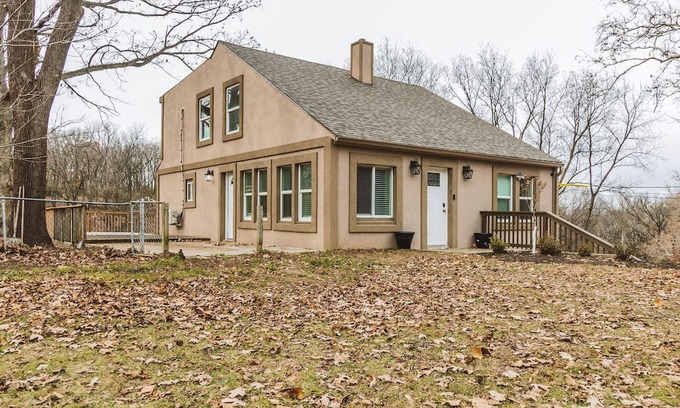 Kansas City House | 10 minutes to Kansas City downtown! Family size cabin, with game room & deck