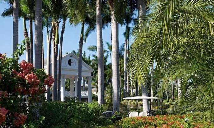 Montego Bay Resort | Luxury Retreat w/ Free WiFi, On Site Restaurant, Pool Access & Cocktail Lounge