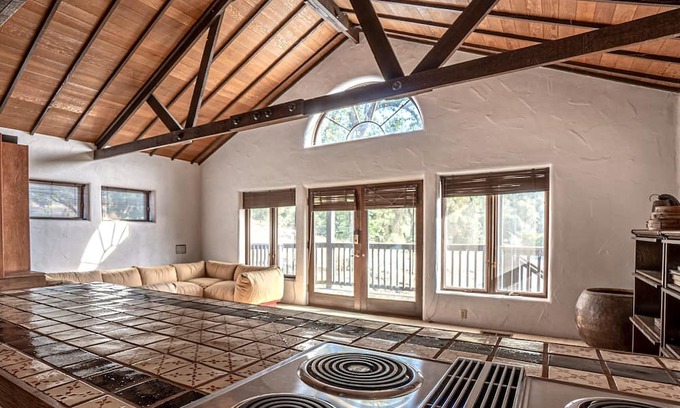 Coarsegold Apartment | Retreat by Yosemite: Balcony Suite