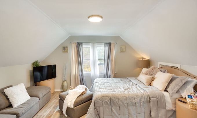 Midway Apartment | Ideally Located St Paul Studio: 5 Mi to Downtown!