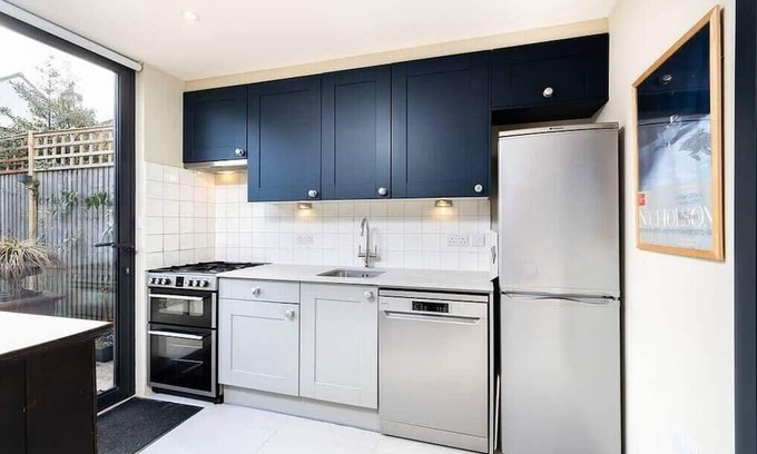 East Finchley House | 1 Bedroom House in Charming Barnet Neighborhood