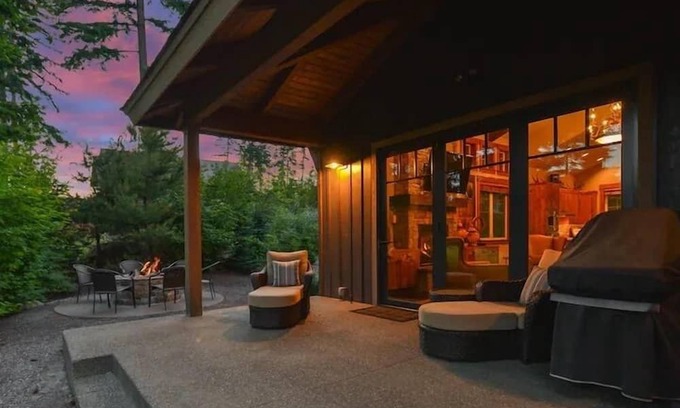 Cle Elum House | Fairway Haven: Spacious Lodge for 14 with Main House and Apartment on the Golf Course