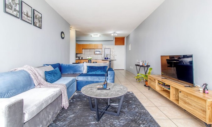 Downtown Johannesburg Apartment | XL King Bed | 10mins to OR Tambo Airport | FREE Parking + Breathtaking Views