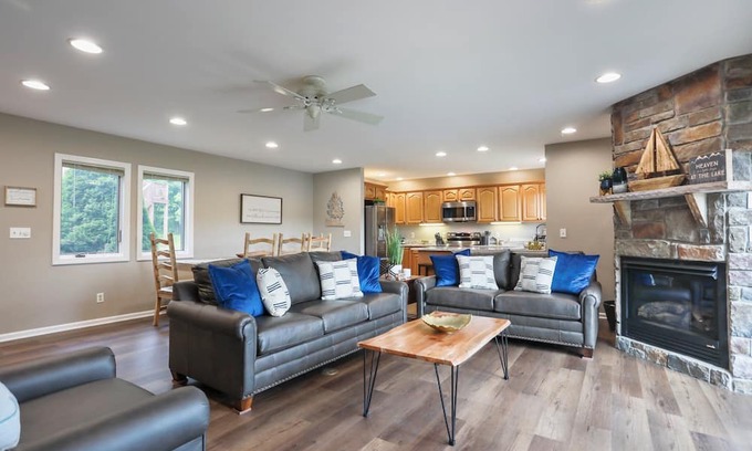 Thayerville Villa | Lake Views * Hot Tub * Fast Wi-Fi * Renovated