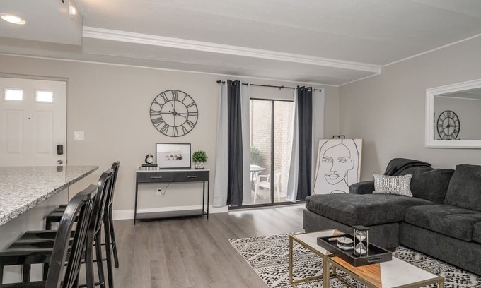 East Price Hill Condo | ⚪️ Without Color ⚫️ | Stylish Hilltop | Min to Downtown