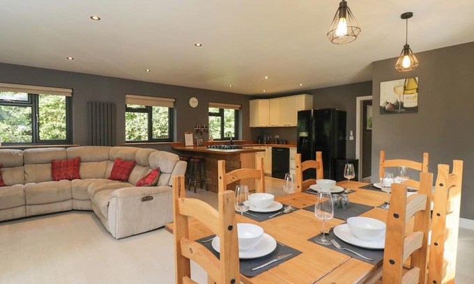 Dunbridge Cottage | WILLOW COTTAGE, pet friendly, with a garden in Whiteparish