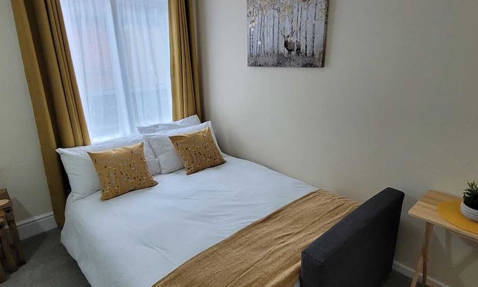 Atherstone Apartment | Spacious Town Centre Apartment - Home Away From Home with Great Wi-Fi