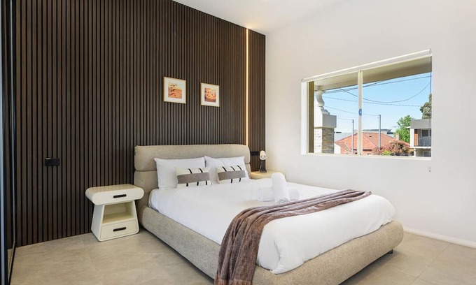 Kingsgrove House | Spacious 5-bedroom house in charming Kingsgrove with AC