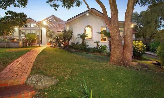 North Warrandyte House | Serene & Classic Family Retreat by the Yarra