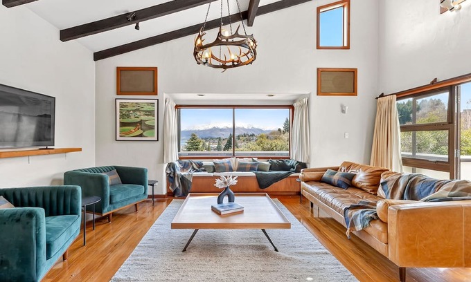 Wanaka House | Hot Tub Time Machine! Central Wanaka