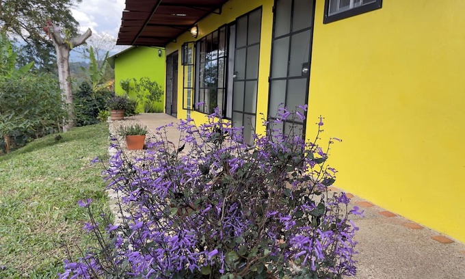 El Colegio House | Maravillosa casa campestre en las montañas. Pet Friendly!