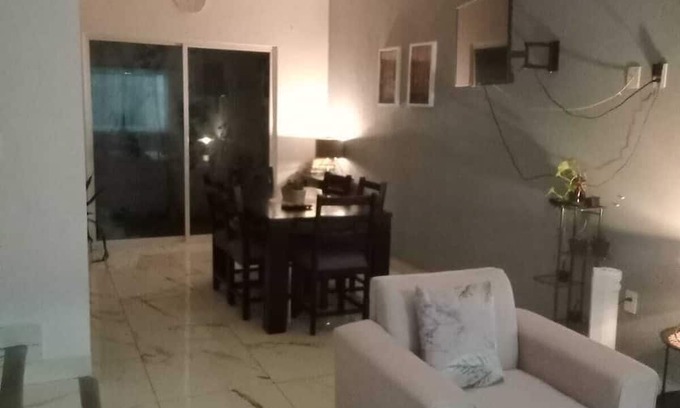 La Salle 2 House | Wendy's house (pets welcome)