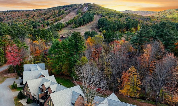 Cranmore Birches House | Alpine Sky | Walk to Cranmore & Downtown, Hot Tub