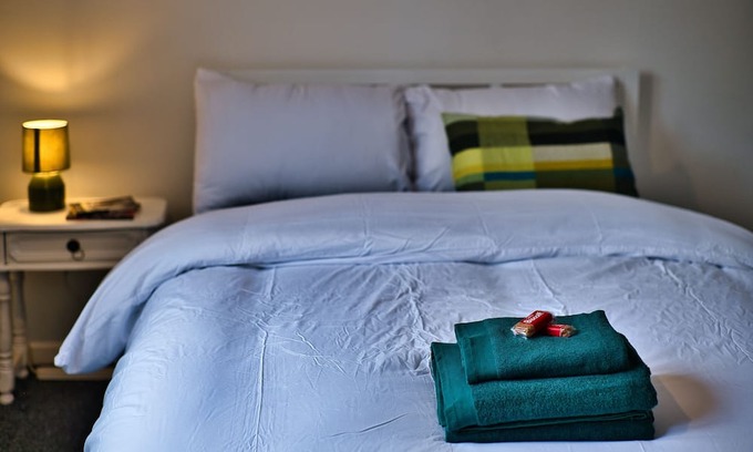 Stratford and New Town Apartment | Stylish Stratford London E15 Stay Sleeps 4 + Near Tube & City