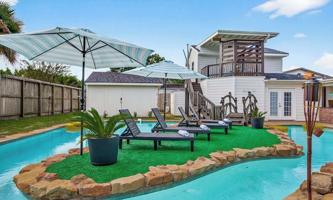 El Lago House | Luxury Stay Pool Firepit Game Room & BBQ