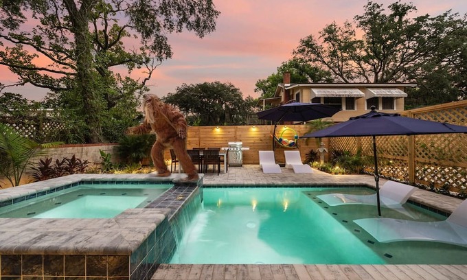 San Marco House | Luxury Oasis + Guest Suite Pool, Hot Tub & Grill Patio