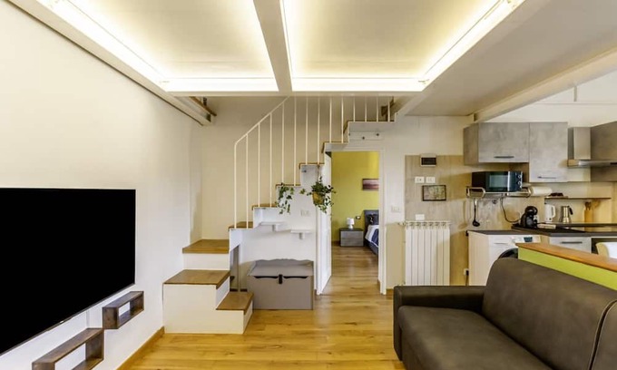 Isolotto Apartment | Cozy 50 sqm apartment, able to accommodate up to 6 people, located on the second floor of a period building (NO elevator). The property, located on the Lungarno, in the Ponte alla Vittoria area, just a few minutes' walk from Parco delle Cascine, is the i