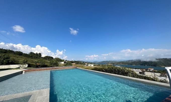 Calima Villa | CASA DE LUJO CON INCREIBLE VISTA AL LAGO CALIMA