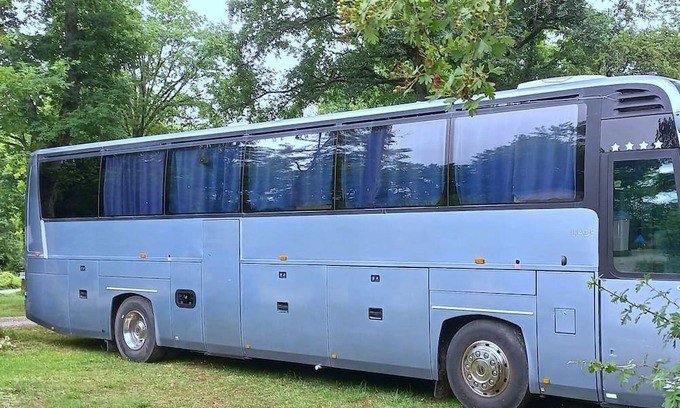 Bourg House | Unique and unusual: "Iliade" bus in a green and relaxing environment
