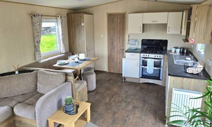 Felixstowe House | Felixstowe beach holiday park caravan/mobile home 5 minute walk to the beach