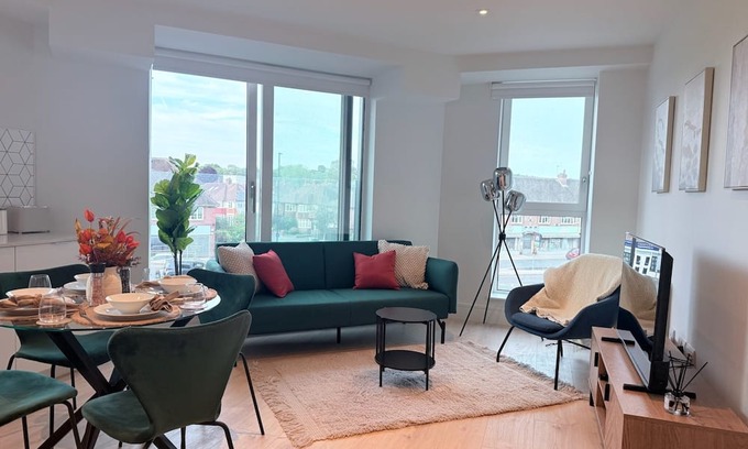 Coombe Hill Apartment | Luxury 2Bed Flat with Gym, Cinema and Games Room in Wimbledon London