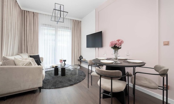 Wroclaw City Center Apartment | Czysta 4 Wrocław | Pink Apartment in the City Center with Terrace and Air Condit