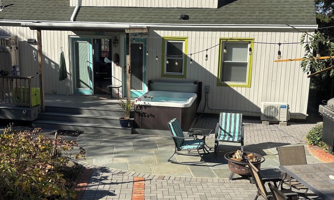 Glen Cove House | MerShell’s Beach House is a 5 minute walk from local beach/boardwalk or marina