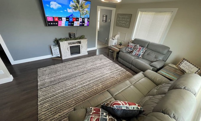 Orangeville House | Newly remodeled cozy 2-bedroom bungalow in Orangeville with central heat and A/C