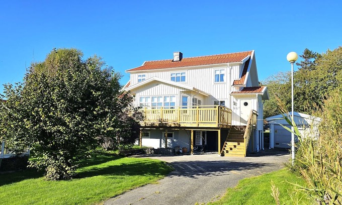 Kyrkesund Ski Chalet | Family-friendly house close to sea & nature in Klövedal | SE09145