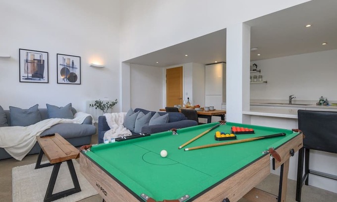 Headingley Apartment | Pass the Keys | Old School House - Luxury Family Xmas - Pool Table
