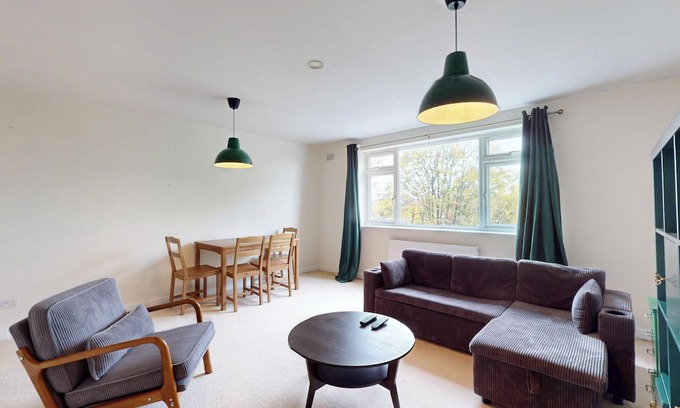 Brondesbury Apartment | Spacious 2Bed Apartment-5min Walk to Kilburn Tube
